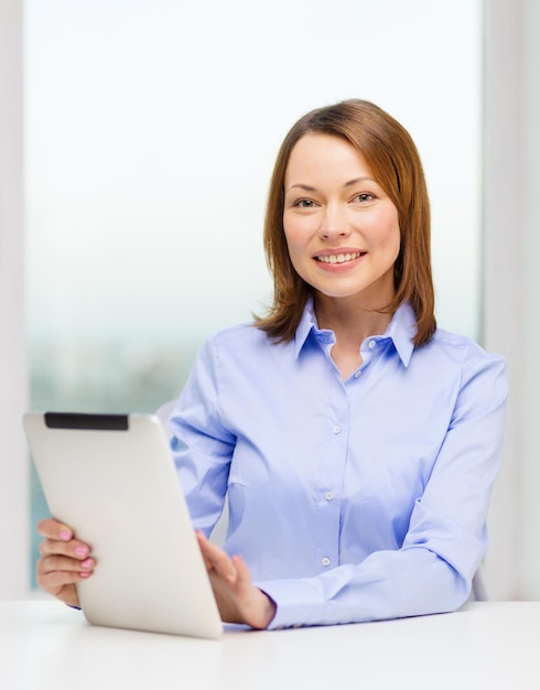 conceito de escritório, negócios, educação, tecnologia e internet - mulher de negócios ou estudante sorridente com tablet pc