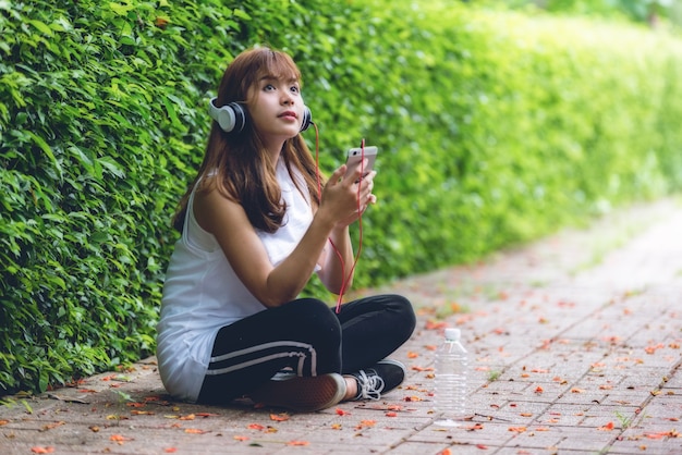 Conceito de escuta do abrandamento do entretenimento dos meios da música da mulher.