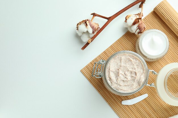 Conceito de esfoliante para cuidados com a pele em branco