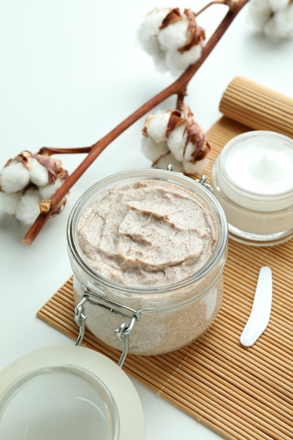 Conceito de esfoliante para cuidados com a pele em branco