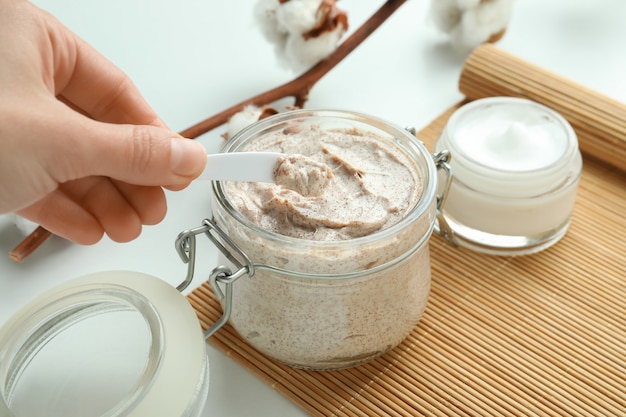 Conceito de esfoliante para cuidados com a pele em branco