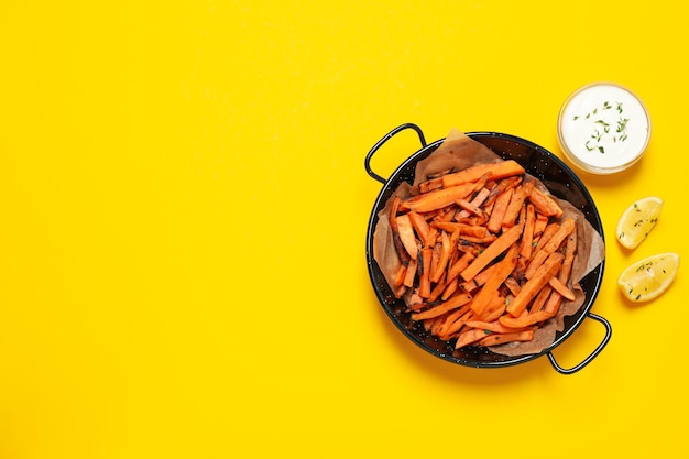 Conceito de espaço de batata-doce frita de comida saborosa para texto