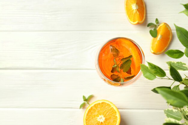 Conceito de espaço de coquetel de verão Aperol Spritz para texto