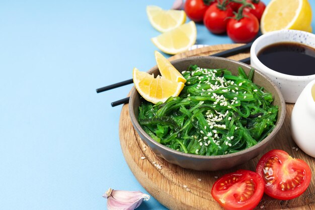 Conceito de espaço de salada Chuka cozinha japonesa para texto