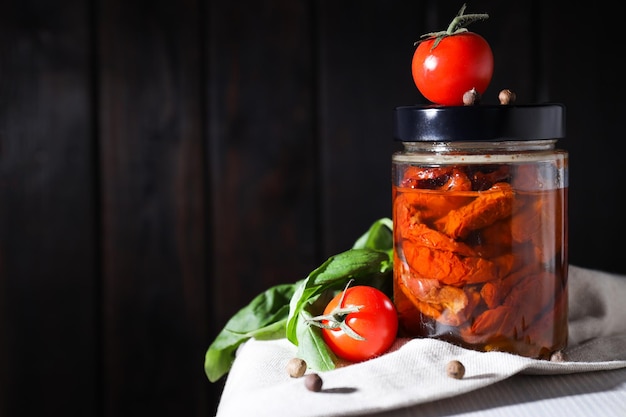 Conceito de espaço de tomate seco de comida saborosa para texto