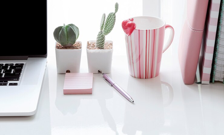 Foto conceito de espaço de trabalho com laptop, caneca e livro na mesa branca, copie o espaço.