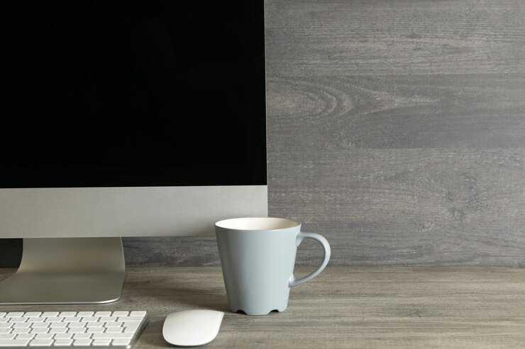 Foto conceito de espaço de trabalho minimalista com computador desktop em fundo cinza