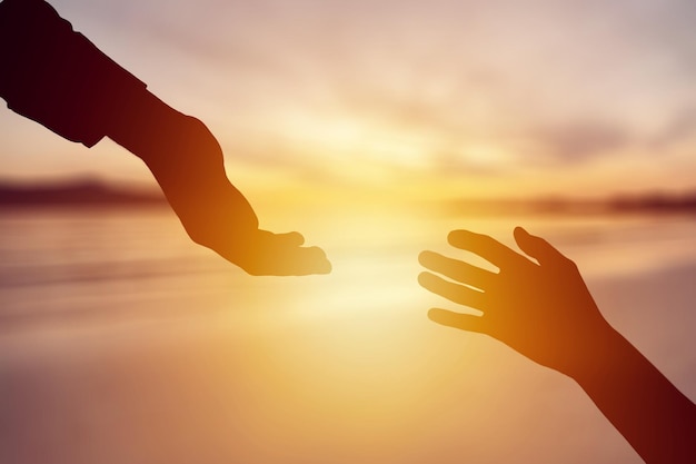 Conceito de esperança com duas mãos de alcance