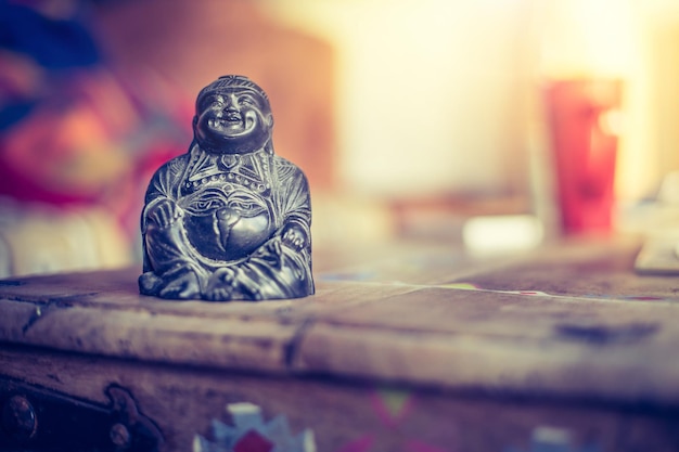 Foto conceito de espiritualidade e feng shui estátua de buda na sala de estar equilíbrio de relaxamento e espiritualidade