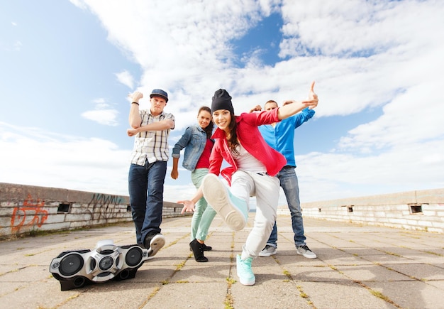 conceito de esporte, dança e cultura urbana - grupo de adolescentes dançando