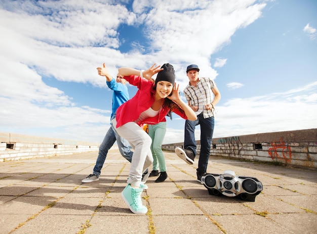 conceito de esporte, dança e cultura urbana - grupo de adolescentes dançando