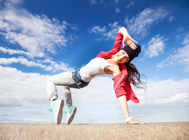 conceito de esporte, dança e cultura urbana - linda garota dançando em movimento