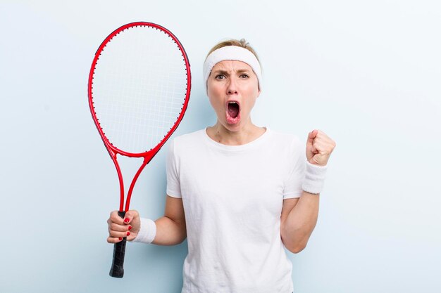 Conceito de esporte de tênis de jovem adulta muito loira
