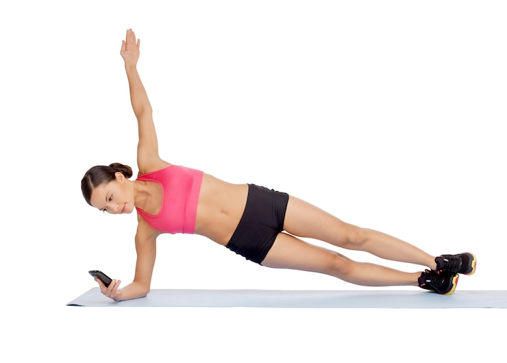 Foto conceito de esporte, fitness e saúde - linda mulher esportiva asiática com smartphone fazendo exercício