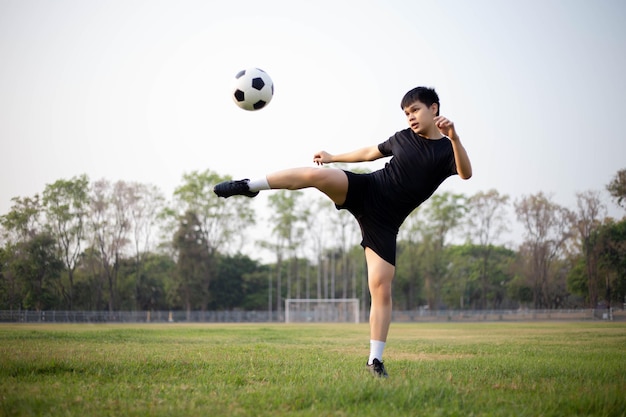 Conceito de esportes e recreação, calça de jogador de futebol masculino praticando chutando a bola