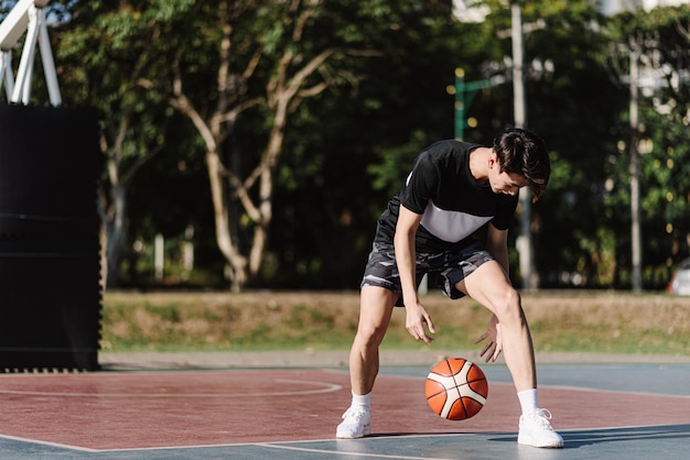 Conceito de esportes e recreação dois jogadores de basquete masculino gostando de jogar basquete juntos