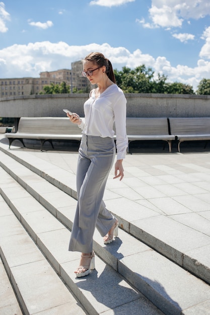 Conceito de estilo de vida de moda urbana jovem mulher de negócios de sucesso