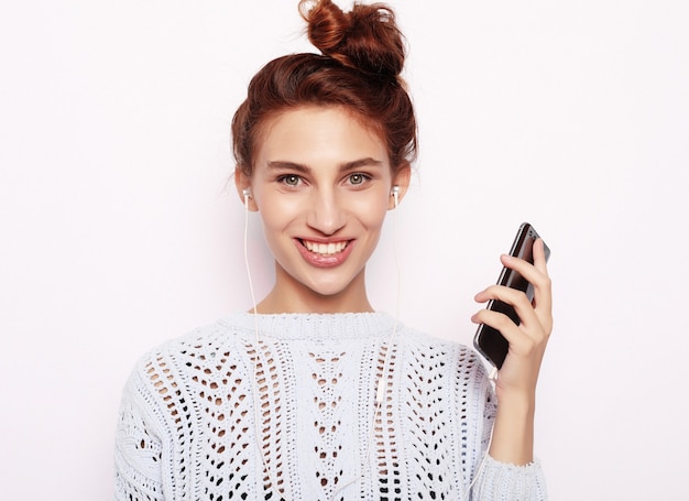 Conceito de estilo de vida e pessoas: retrato de uma jovem adolescente feliz usando telefone celular