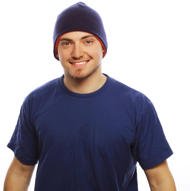 Conceito de estilo de vida, esporte e pessoas - jovem bonito em camiseta azul e chapéu azul.