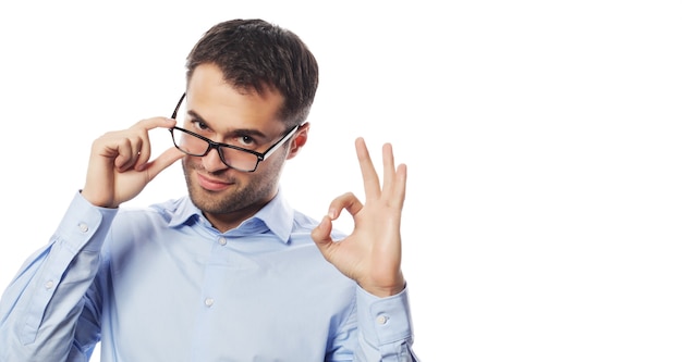 Conceito de estilo de vida, negócios e pessoas: homem de negócios fazendo sinal positivo, isolado no branco