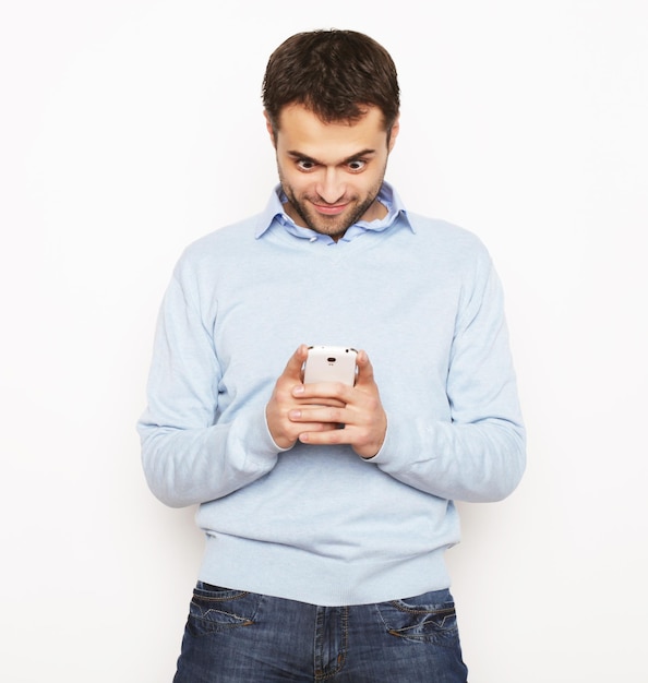 Conceito de estilo de vida, negócios e pessoas: Homem de negócios jovem usando telefone móvel. Sobre fundo branco.