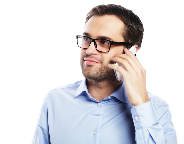 Conceito de estilo de vida, negócios e pessoas: jovem homem de negócios usando telefone celular.