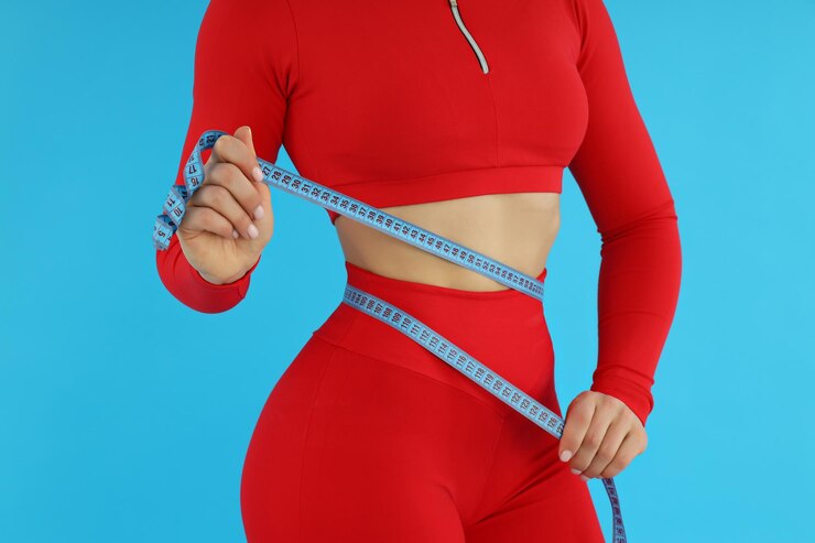 Foto conceito de estilo de vida saudável com mulher desportiva em fundo azul