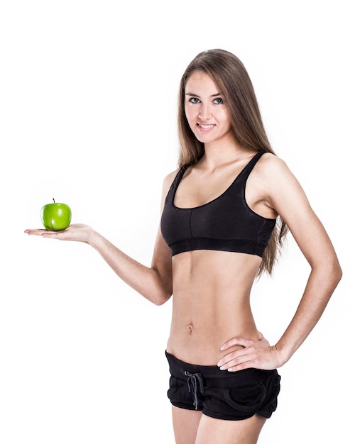 Conceito de estilo de vida saudável: retrato de uma instrutora de fitness com uma maçã na mão