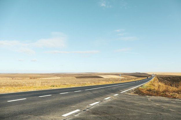 Conceito de estrada de asfalto de viagem e aventura