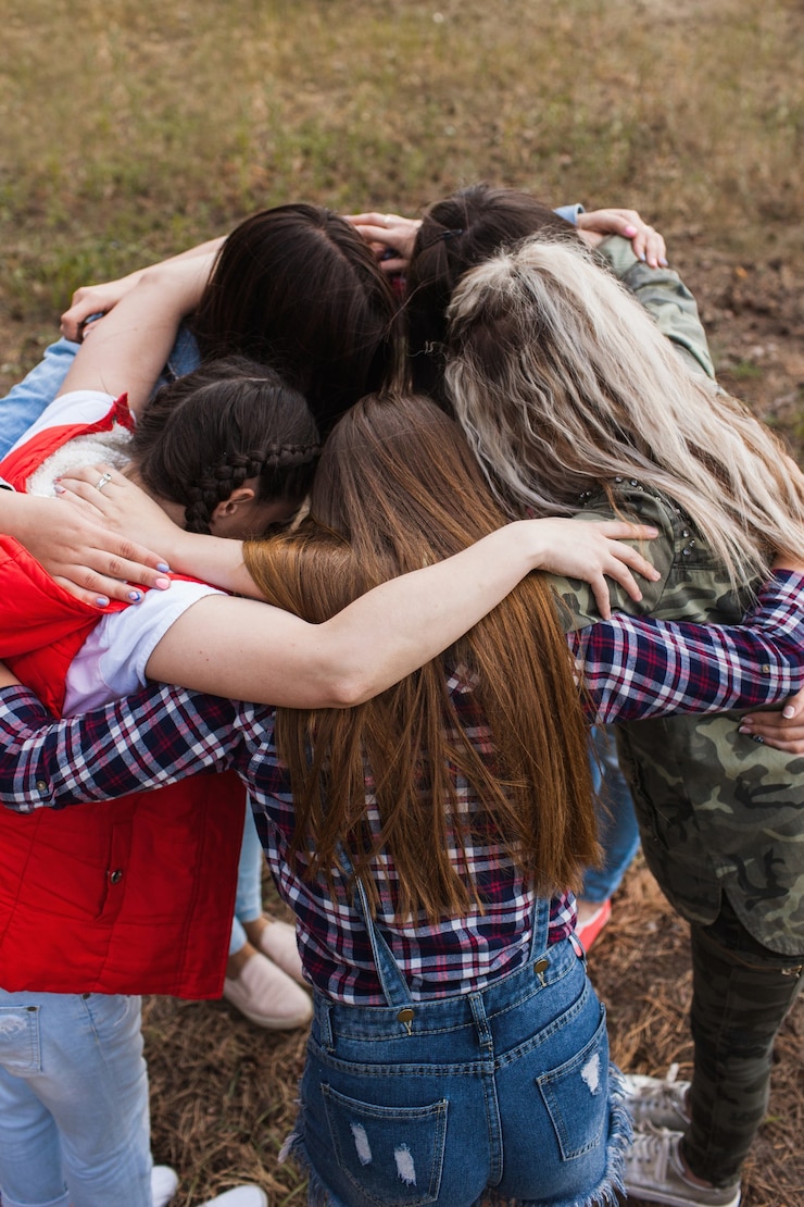 Foto conceito de estratégia de discussão de amigos das mulheres do trabalho em equipe. apoio às mulheres.