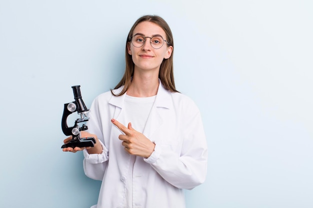 Conceito de estudante de cientista de mulher bonita adulta jovem