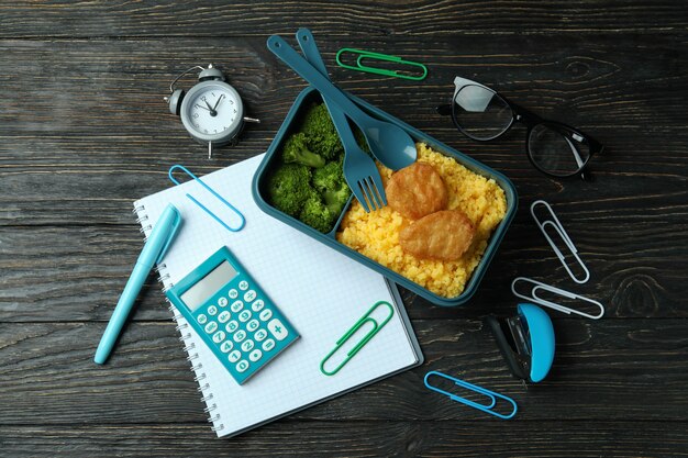 Conceito de estudo com lancheira na mesa de madeira