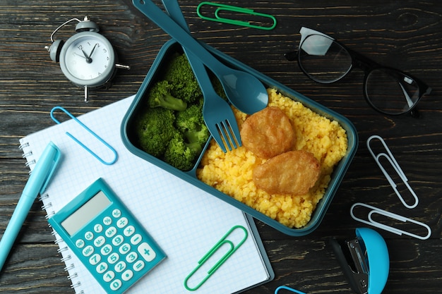 Conceito de estudo com lancheira na mesa de madeira