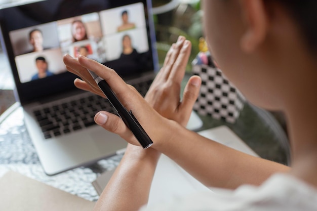 Conceito de estudo on-line os estudantes universitários mostrando as mãos se cruzaram