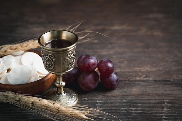 Conceito de Eucaristia ou Santa Comunhão do Cristianismo Eucaristia é sacramento instituído por Jesus durante a última ceia com os discípulos Pão e vinho é corpo e sangue de Jesus Cristo dos cristãos