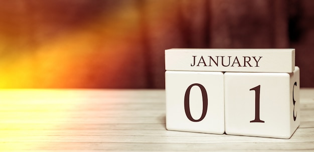 Conceito de evento de lembrete de calendário. cubos de madeira com números e mês em 1 de janeiro