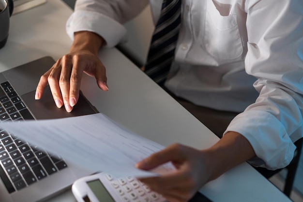 Conceito de excesso de trabalho O pessoal do escritório na gravata solta sentado em sua mesa