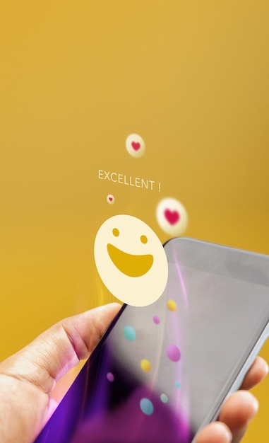 Foto conceito de experiências do cliente cliente feliz usando smartphone para enviar avaliações positivas para pesquisas de satisfação on-line feedback positivo via telefone celular