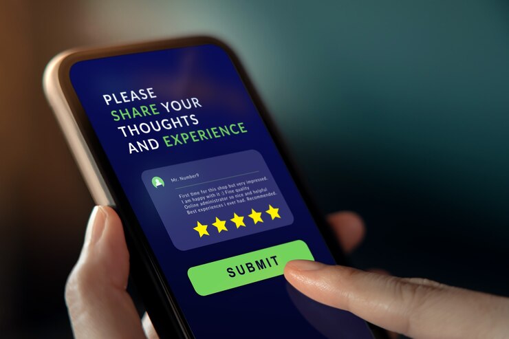Foto conceito de experiências do cliente. mulher usando o celular para dar feedback pela internet.