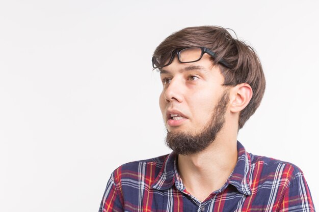 Conceito de expressão e gesto - homem bonito com cara estranha.