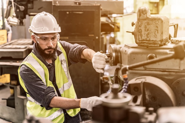 Foto conceito de fábrica industrial. engenharia com technicain e operário de operação e manutenção de máquinas.