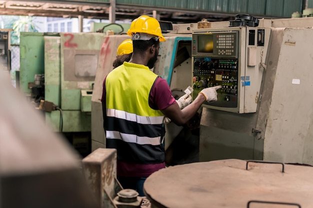 Conceito de fábrica industrial. engenharia com técnico e operário de operação e manutenção de máquinas.