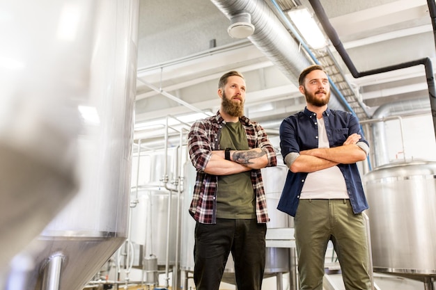 conceito de fabricação, negócios e pessoas - homens em cervejarias artesanais ou fábricas de cerveja