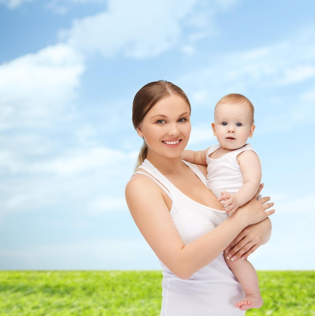 conceito de família, criança e felicidade - mãe feliz com bebê adorável