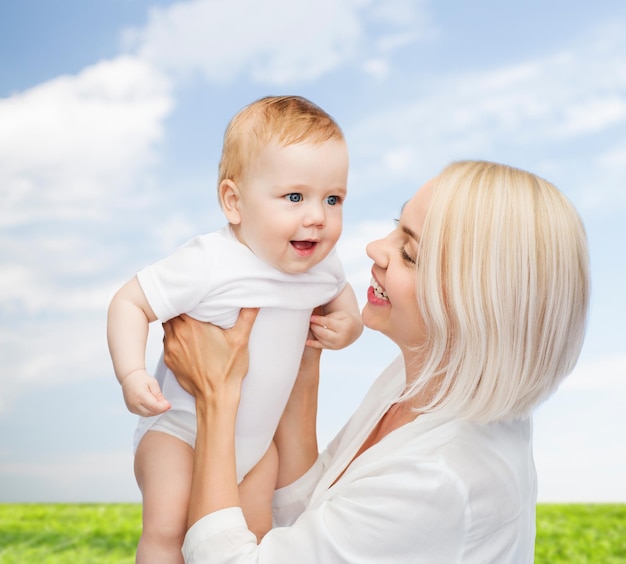 conceito de família, criança e paternidade - mãe feliz com bebê sorridente