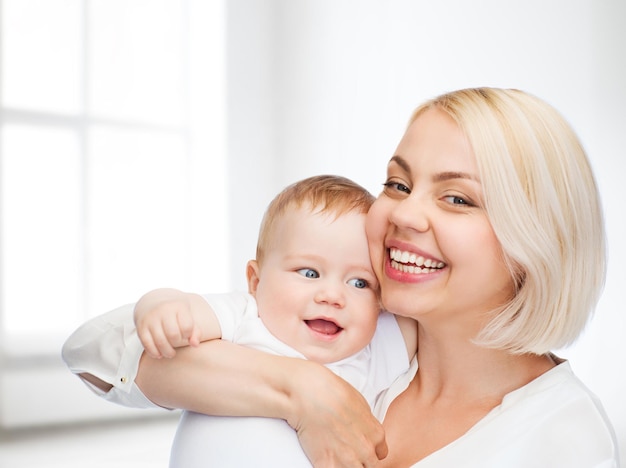 conceito de família, criança e paternidade - mãe feliz com bebê sorridente