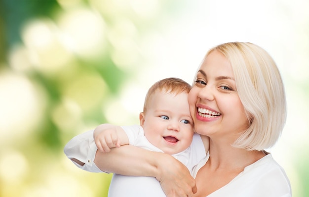 conceito de família, criança e paternidade - mãe feliz com bebê sorridente