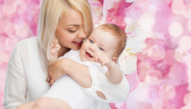 conceito de família, criança e paternidade - mãe feliz com bebê sorridente