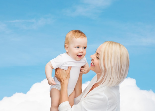 conceito de família, criança e paternidade - mãe feliz com bebê sorridente