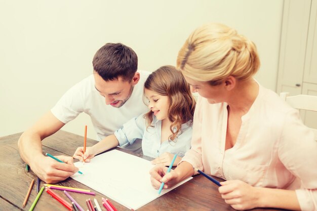 Foto conceito de família, crianças e pessoas felizes - desenho de família feliz em casa